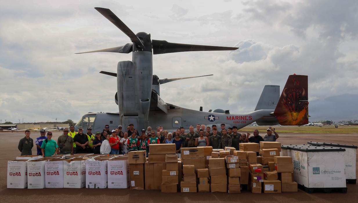 1st MAW Commanding General and VMM-268 support Toys for Tots in Maui