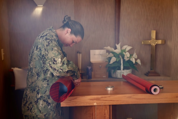TWENTYNINE PALMS, Calif. (Dec. 17, 2025) — Hospital Corpsman 1st Class Hope Perrault wraps holiday gifts during the Angel Tree program at Naval Hospital Twentynine Palms. The community-driven initiative anonymously connects volunteers with military children in need, helping support Sailors and their families throughout the holiday season. (U.S. Navy photo by Christopher Jones/NMRTC Twentynine Palms Public Affairs Officer)