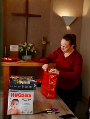 TWENTYNINE PALMS, Calif. (Dec. 17, 2025) — Command Ombudsman Jennifer Belding wraps holiday gifts during the Angel Tree program at Naval Hospital Twentynine Palms. The community-driven initiative, coordinated by the hospital’s chaplain team, anonymously connects volunteers with military children in need to help make the holiday season brighter for Sailors’ families. (U.S. Navy photo by Christopher Jones/NMRTC Twentynine Palms Public Affairs Officer)