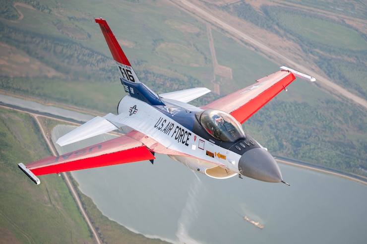A picture of an F-16C Fighting Falcon flying.