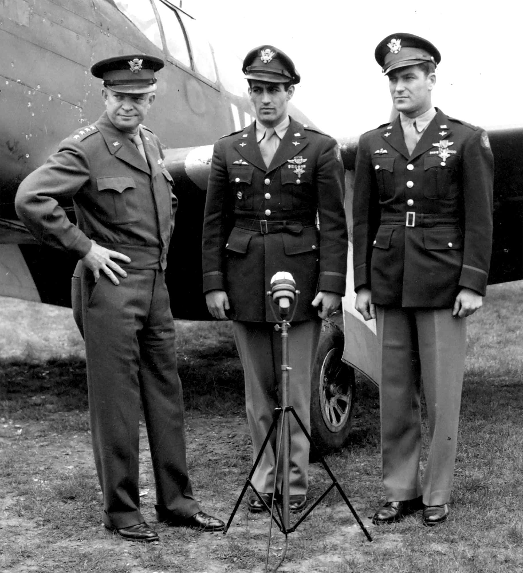 General Dwight Eisenhower (left) awarded the Distinguished Service Cross (DSC) to Capt Don Gentile and fellow Eagle Squadron veteran Col Don Blakeslee (right) in April 1944. It was Gentile’s second DSC. Note both the RAF and American wings on the pilots’ uniforms.
