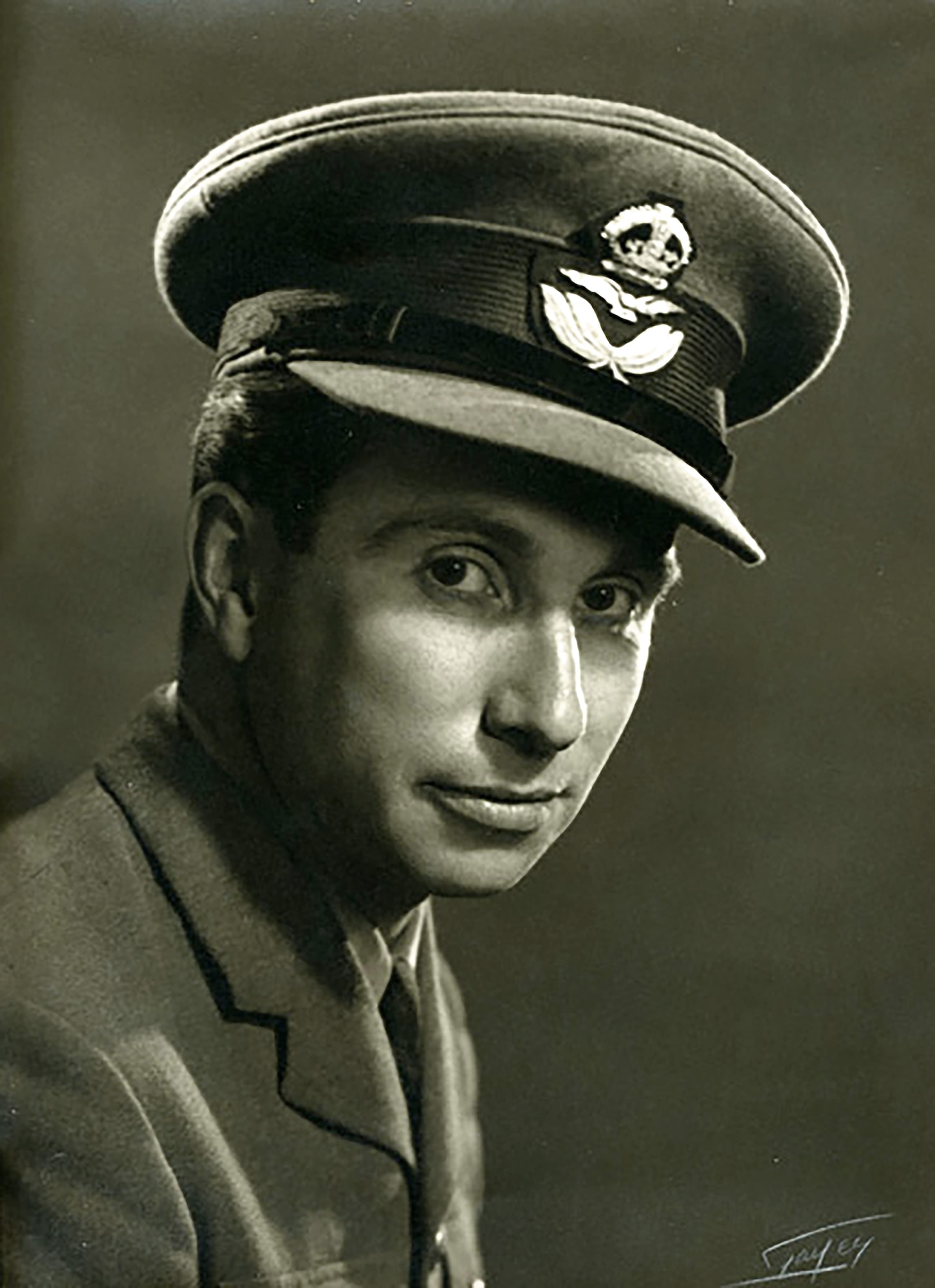 Billy Fiske in uniform looking at the camera