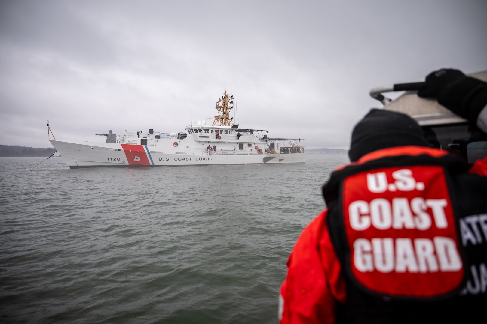 A U.S. Coast Guard Potomac River Aviation incident command response boat crew and the crew of the U.S. Coast Guard Cutter Nathan Bruckenthal conduct operations in Washington, January 31, 2025.