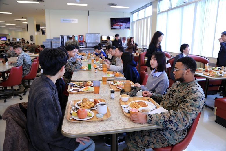 １月２９日、名城大学の学生たちが海兵隊キャンプ・ハンセンを訪問しました。