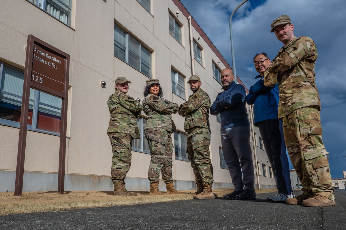Airmen gathered around in a group photo setting