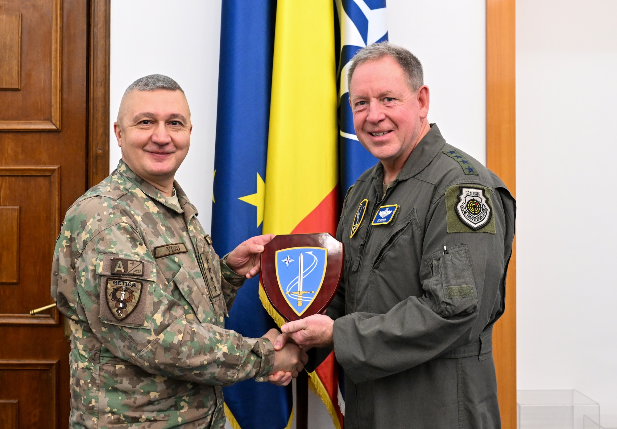 U.S. Air Force Gen. James B. Hecker, Commander of U.S. Air Forces in Europe-Air Forces Africa and NATO Allied Air Command visited Poland and Romania, Feb 4 – 5, 2025, to discuss various defense issues including regional security dynamics and recent airspace incursions.

During a tour of the Romanian Air Force 90th Airlift Base near Bucharest, and the European F-16 Training Center (EFTC) at the 86th Fetesti Air Base, Hecker met with Chief of the Romanian General Staff, Gen. Gheorghiță Vlad.