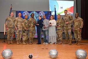 Col. Michael Power, 377th Air Base Wing command and installation commander, U.S. Air Force Chief MSgt. Antionio Cooper, 377th Air Base Wing command chief master sergeant, pose with fourth quarter awards winners, Jan. 31 on Kirtland Air Force Base, N.M. Power and Cooper recognized top-performing Airmen and Civilians of the fourth quarter, those who set the standard and drive mission success.  (U.S. Air Force photo by Airman 1st Class Donnell Schroeter)