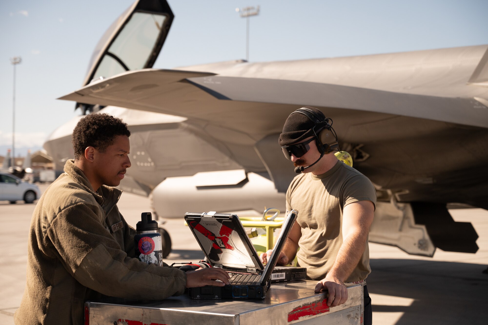 A photo of F-35A Lightning II maintainers working