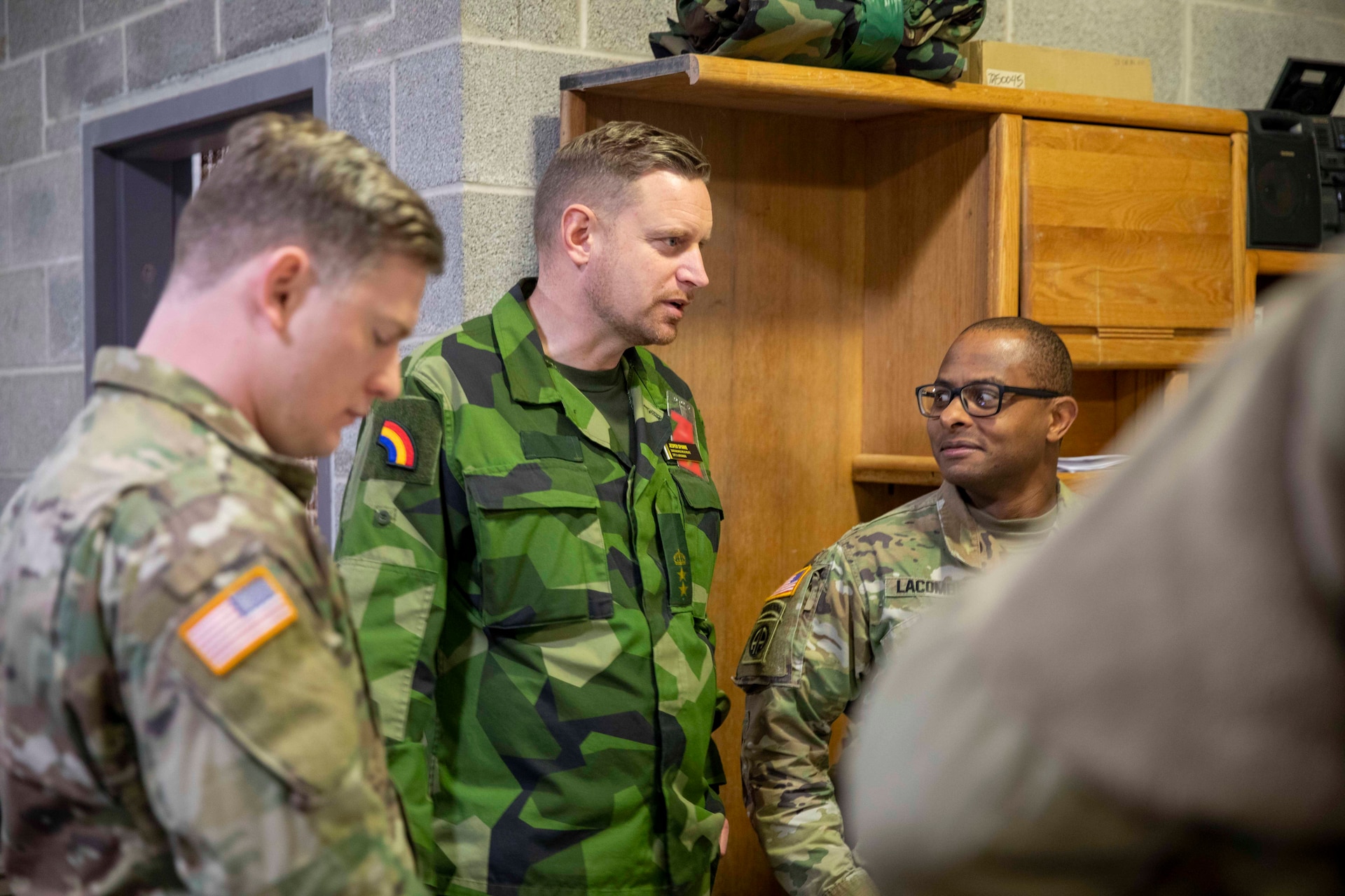 FORT INDIANTOWN GAP, Pa. – Swedish Army Lt. Col. Jesper Sparre speaks with U.S. Army Soldiers from the New York National Guard’s 42nd Infantry Division during the division’s Warfighter 25-3 exercise at Fort Indiantown Gap, Pa., Feb. 1, 2025.