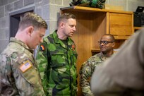 FORT INDIANTOWN GAP, Pa. – Swedish Army Lt. Col. Jesper Sparre speaks with U.S. Army Soldiers from the New York National Guard’s 42nd Infantry Division during the division’s Warfighter 25-3 exercise at Fort Indiantown Gap, Pa., Feb. 1, 2025.
