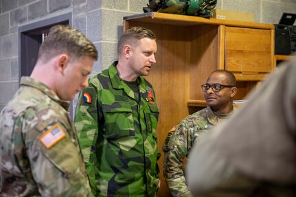 FORT INDIANTOWN GAP, Pa. – Swedish Army Lt. Col. Jesper Sparre speaks with U.S. Army Soldiers from the New York National Guard’s 42nd Infantry Division during the division’s Warfighter 25-3 exercise at Fort Indiantown Gap, Pa., Feb. 1, 2025.