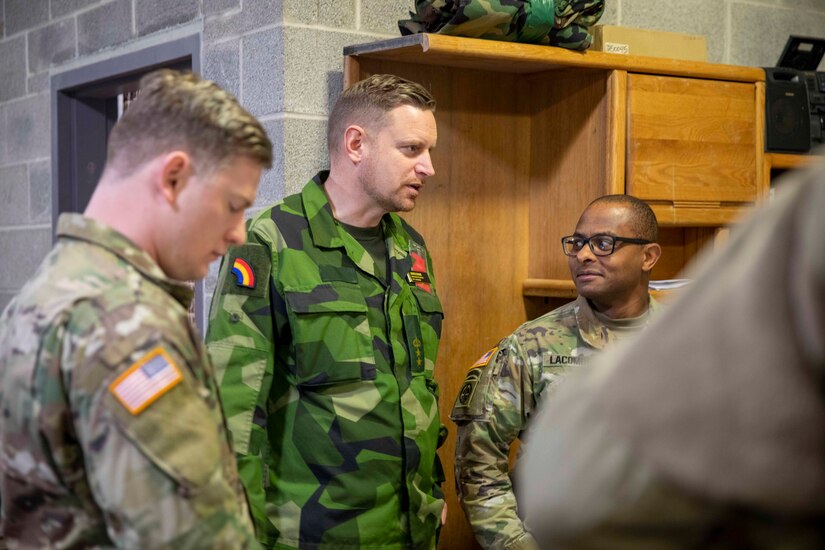 FORT INDIANTOWN GAP, Pa. – Swedish Army Lt. Col. Jesper Sparre speaks with U.S. Army Soldiers from the New York National Guard’s 42nd Infantry Division during the division’s Warfighter 25-3 exercise at Fort Indiantown Gap, Pa., Feb. 1, 2025.