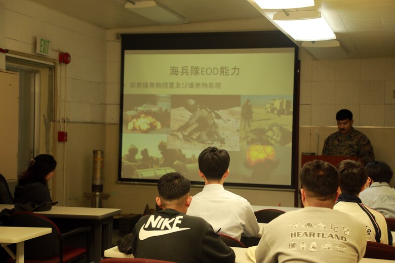 ２月４日、千葉科学大学の学生が海兵隊キャンプ・フォスターのEOD（爆発物処理隊）を訪れました。