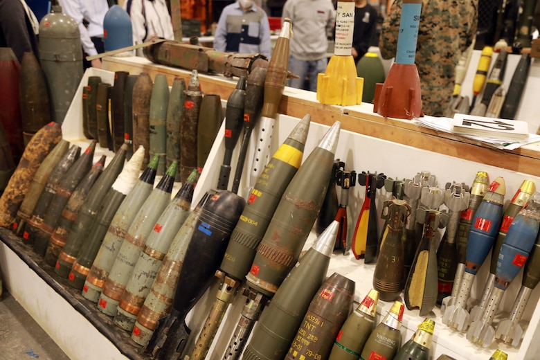 ２月４日、千葉科学大学の学生が海兵隊キャンプ・フォスターのEOD（爆発物処理隊）を訪れました。