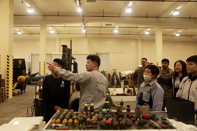 ２月４日、千葉科学大学の学生が海兵隊キャンプ・フォスターのEOD（爆発物処理隊）を訪れました。