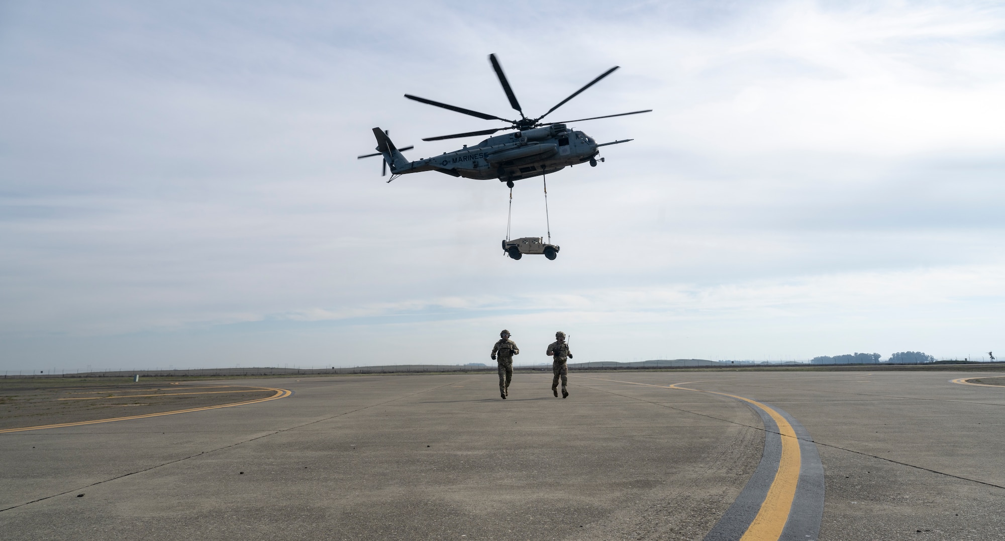 Helicopter external lifts Humvee