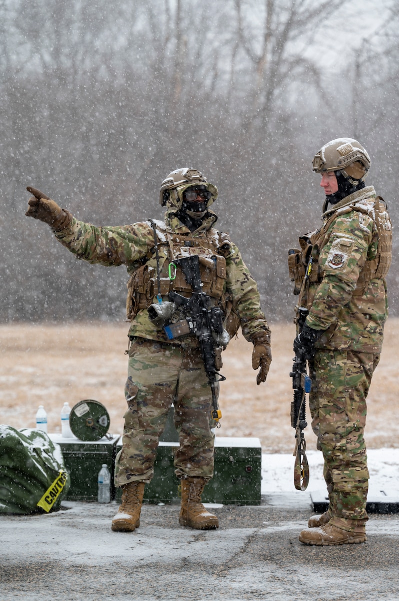 Airmen discuss procedures