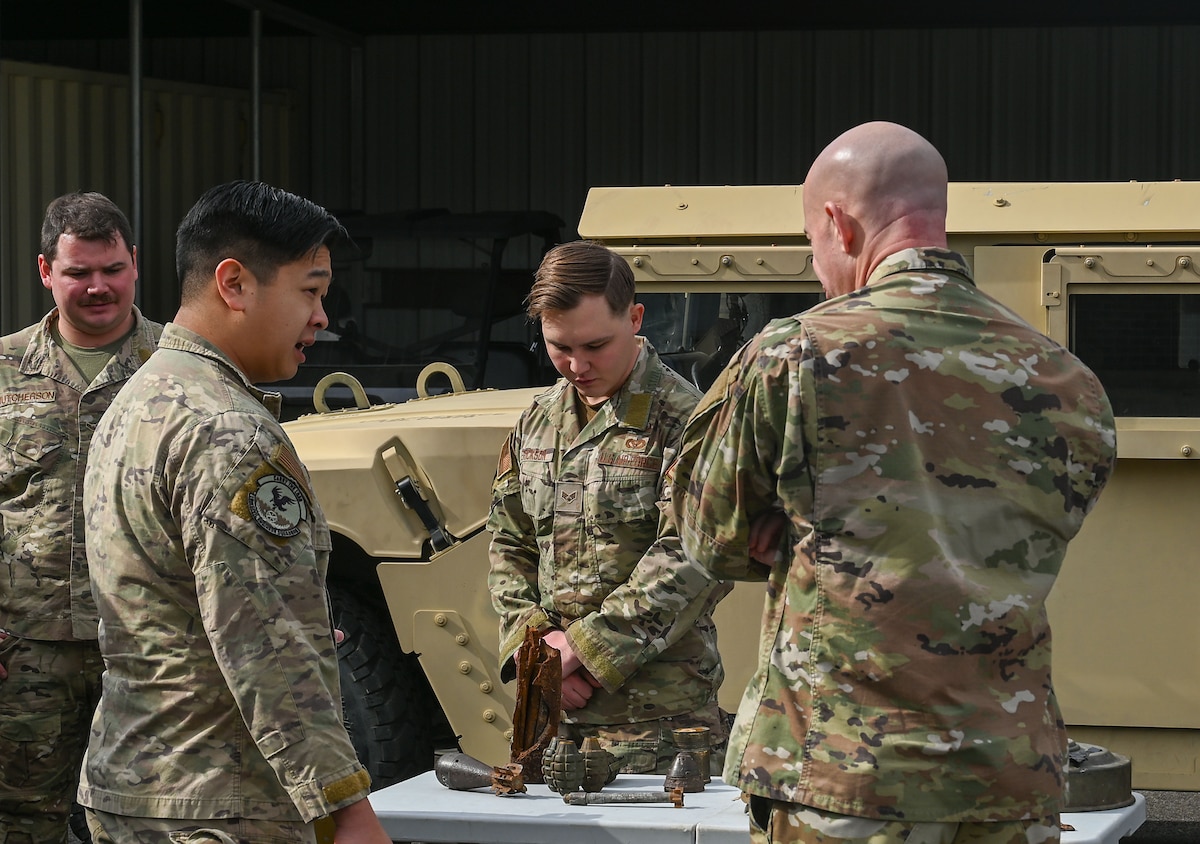 Airmen brief a general