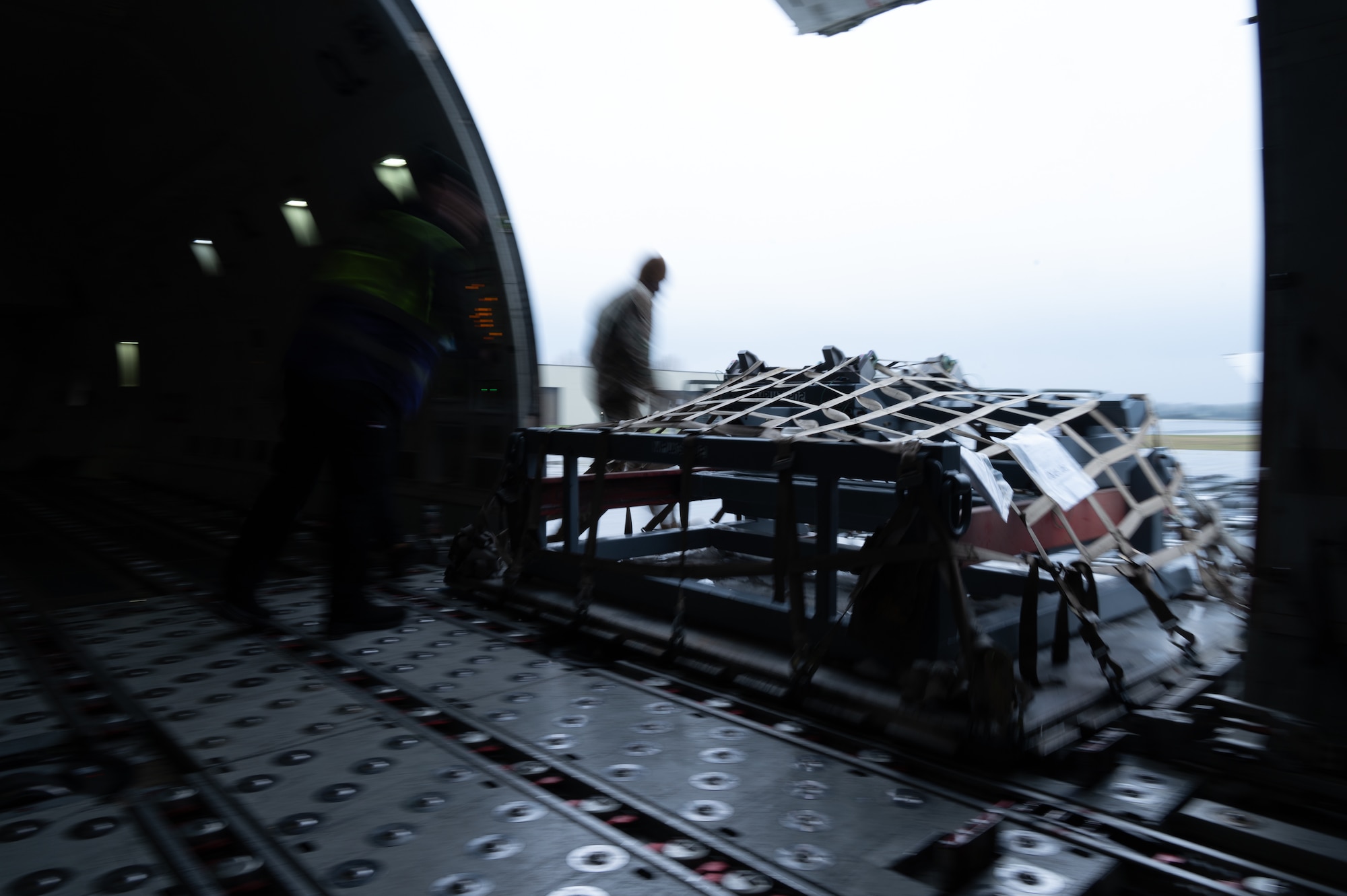 Pathfinders offload cargo from a Boeing 747 aircraft at RAF Fairford