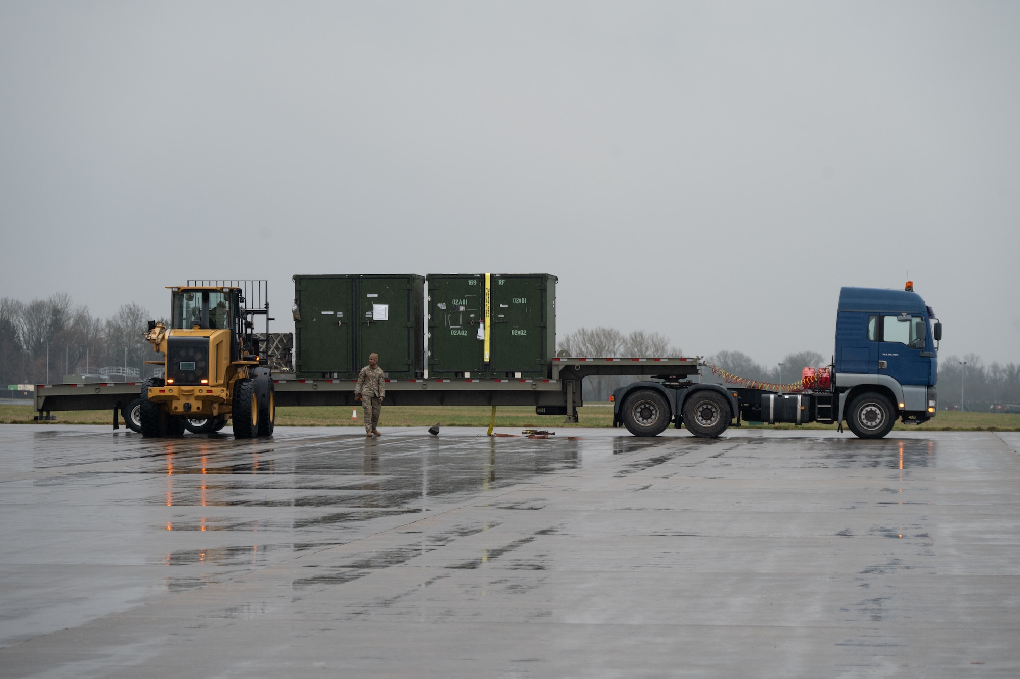 Pathfinders transfer cargo onto a truck on RAF Fairford