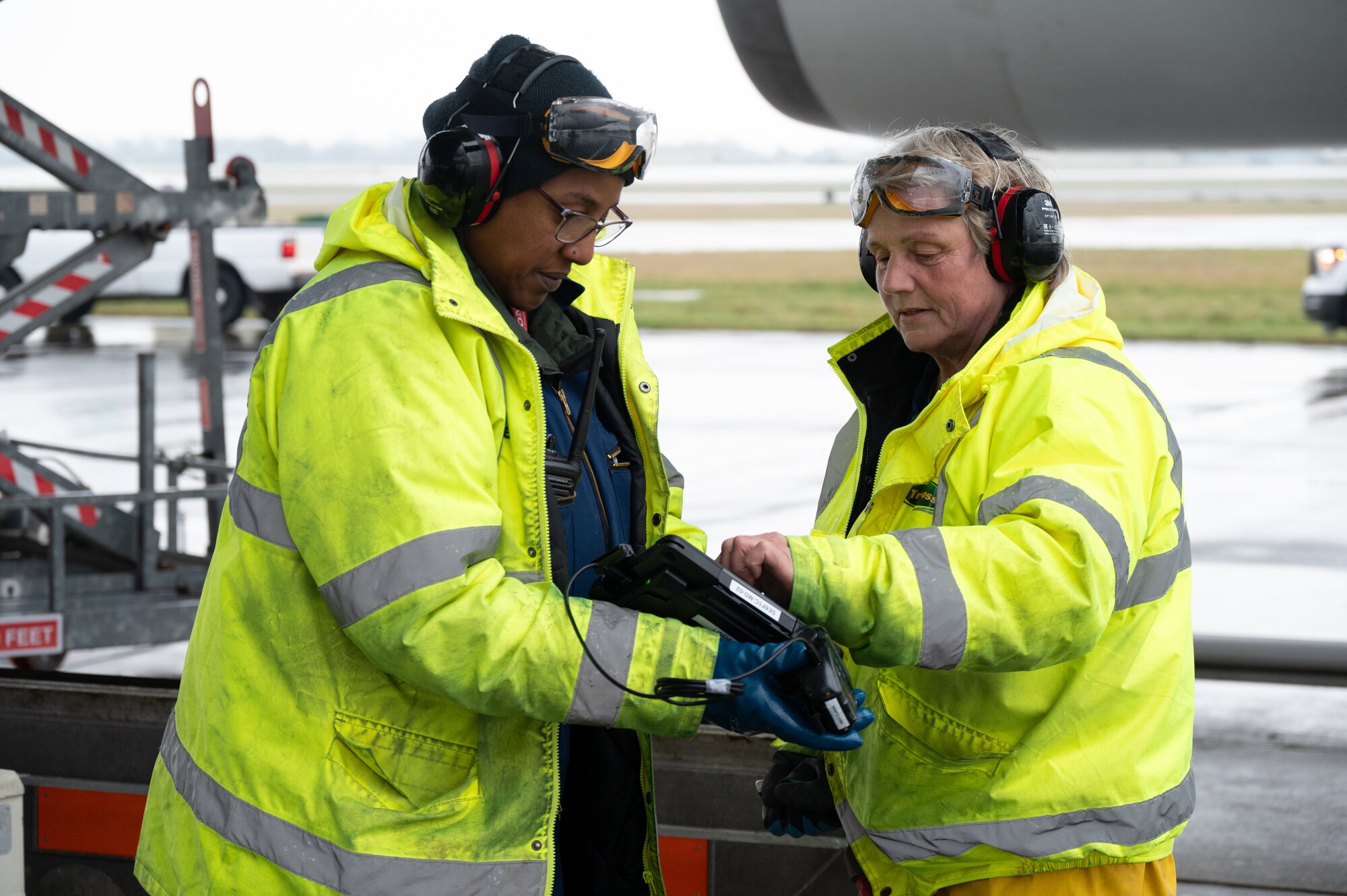 Pathfinders support the refueling of a Boeing 747