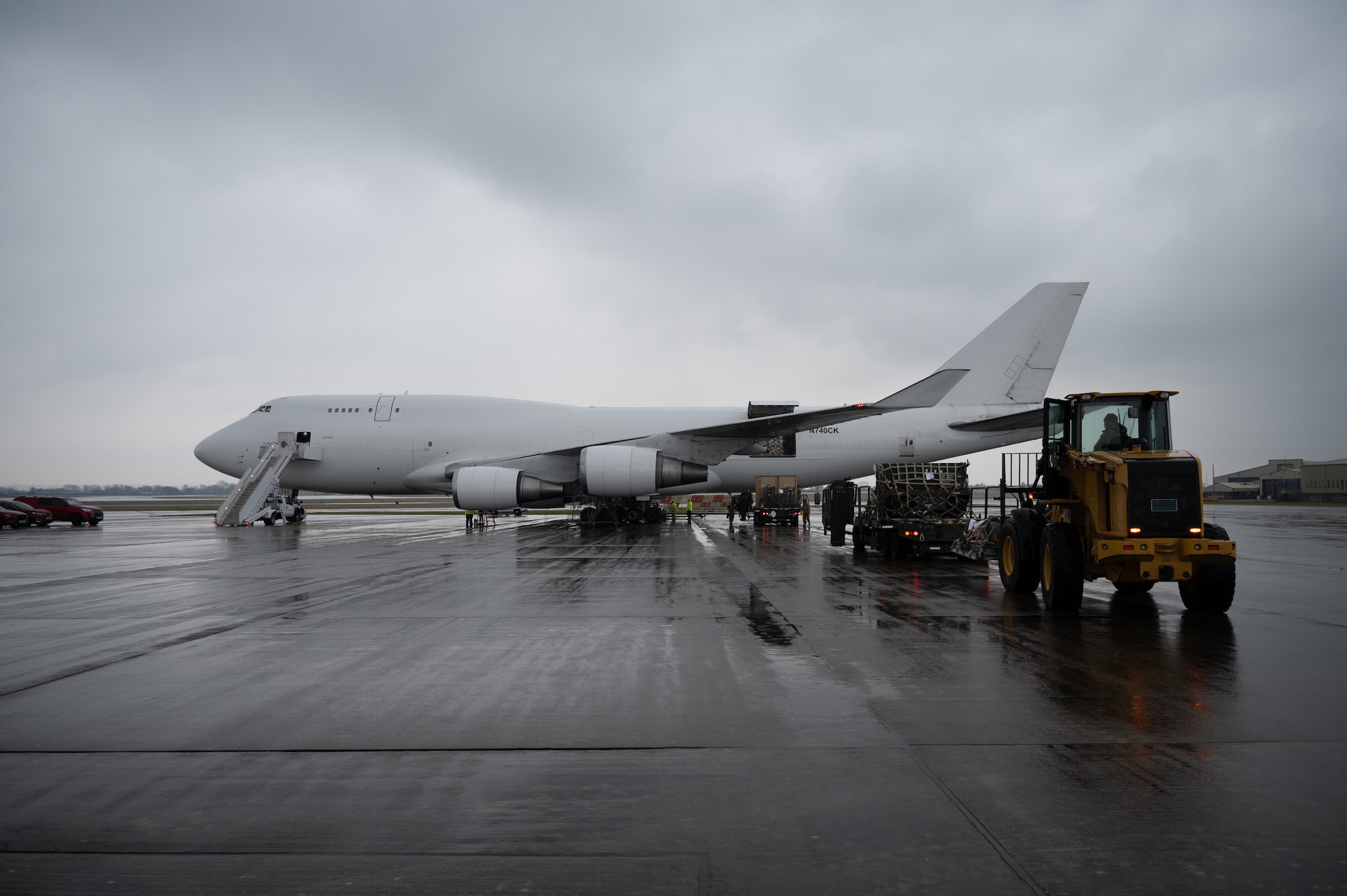 Pathfinders offload cargo from a Boeing 747