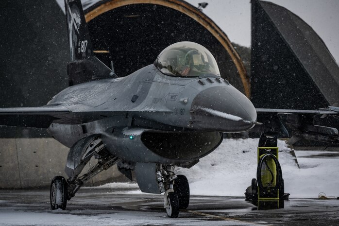 F-16 prepares to taxi