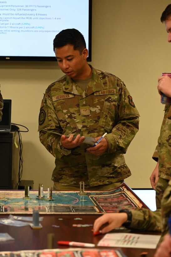 Airmen learn to play Kingfish ACE at Sheppard Air Force Base