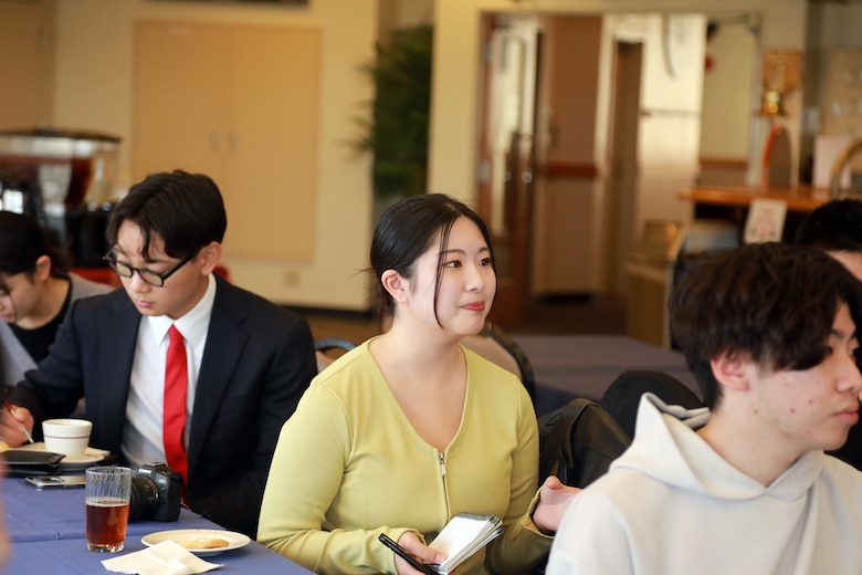 ２月５日、海兵隊キャンプ・シュワブに早稲田大学の学生たちが基地を訪れました。