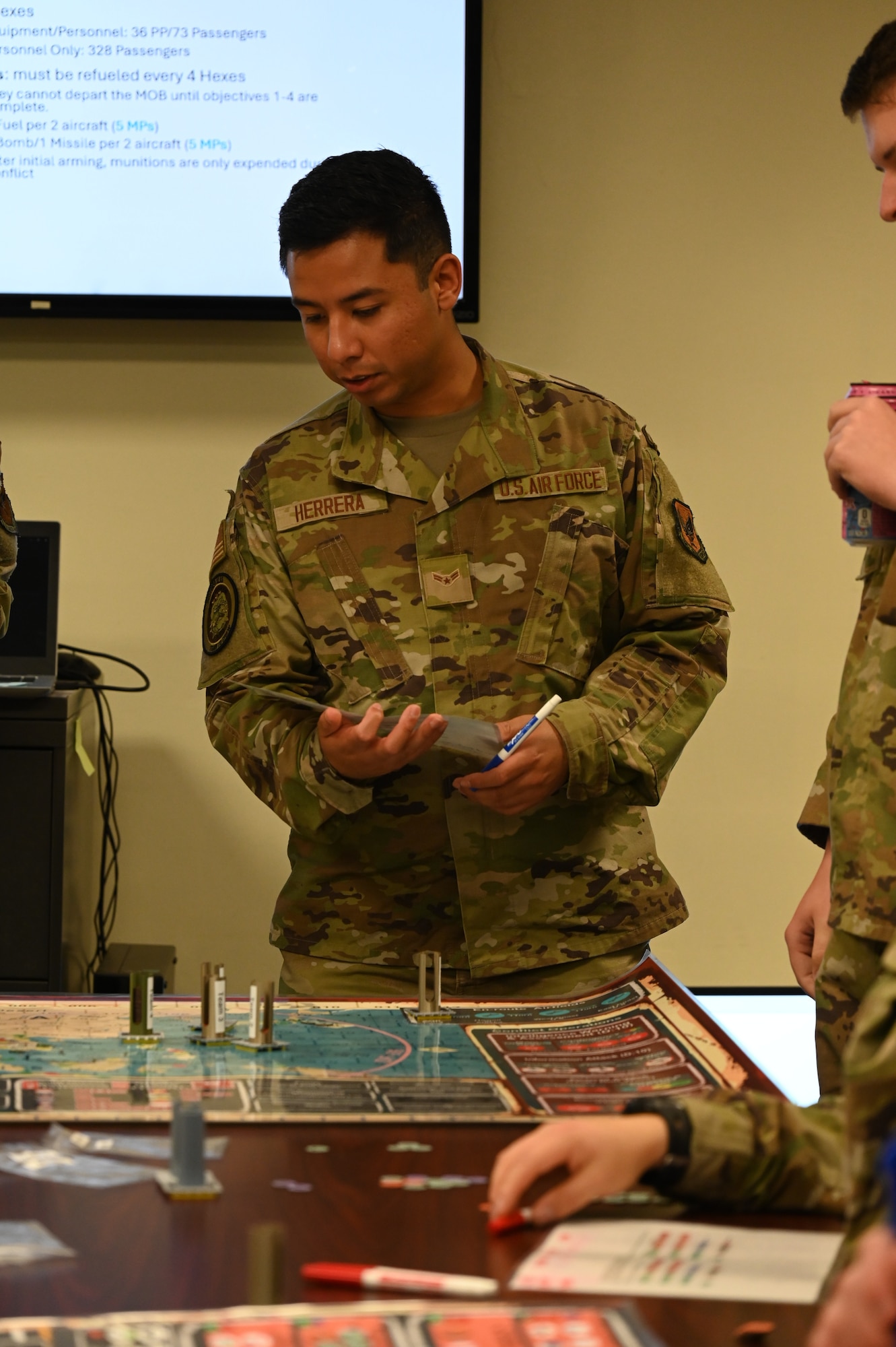 Airmen learn to play Kingfish ACE at Sheppard Air Force Base