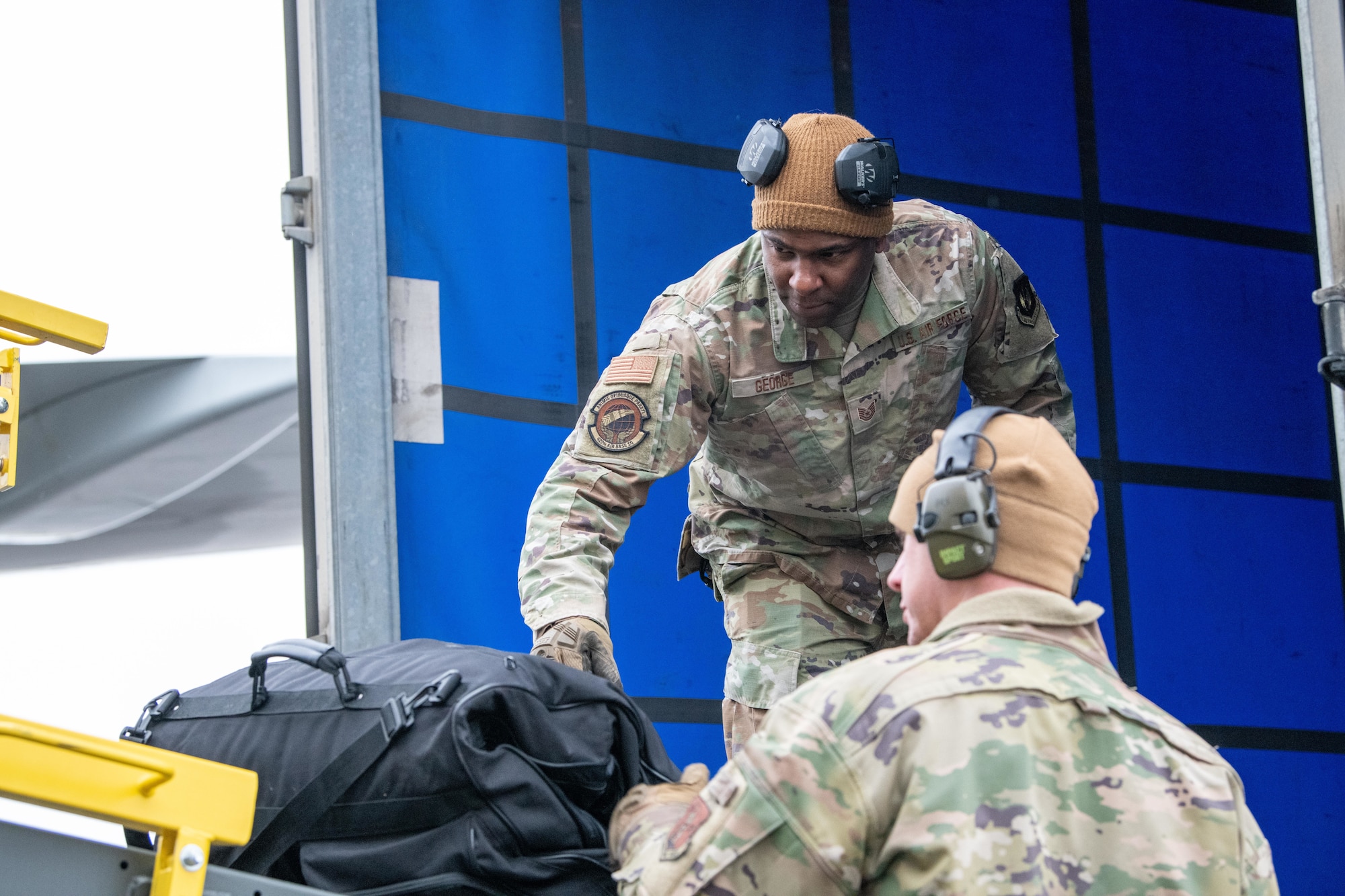 Airmen offload luggage