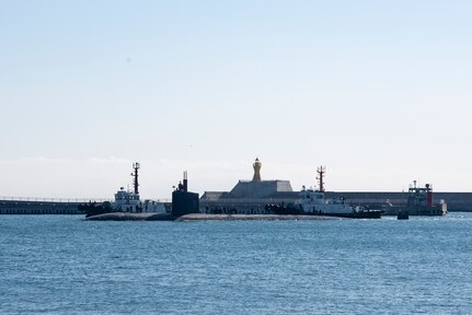 The Los Angeles-class fast-attack submarine USS Alexandria (SSN 757) arrives at Busan Naval Base, Republic of Korea, Feb. 10, 2025.