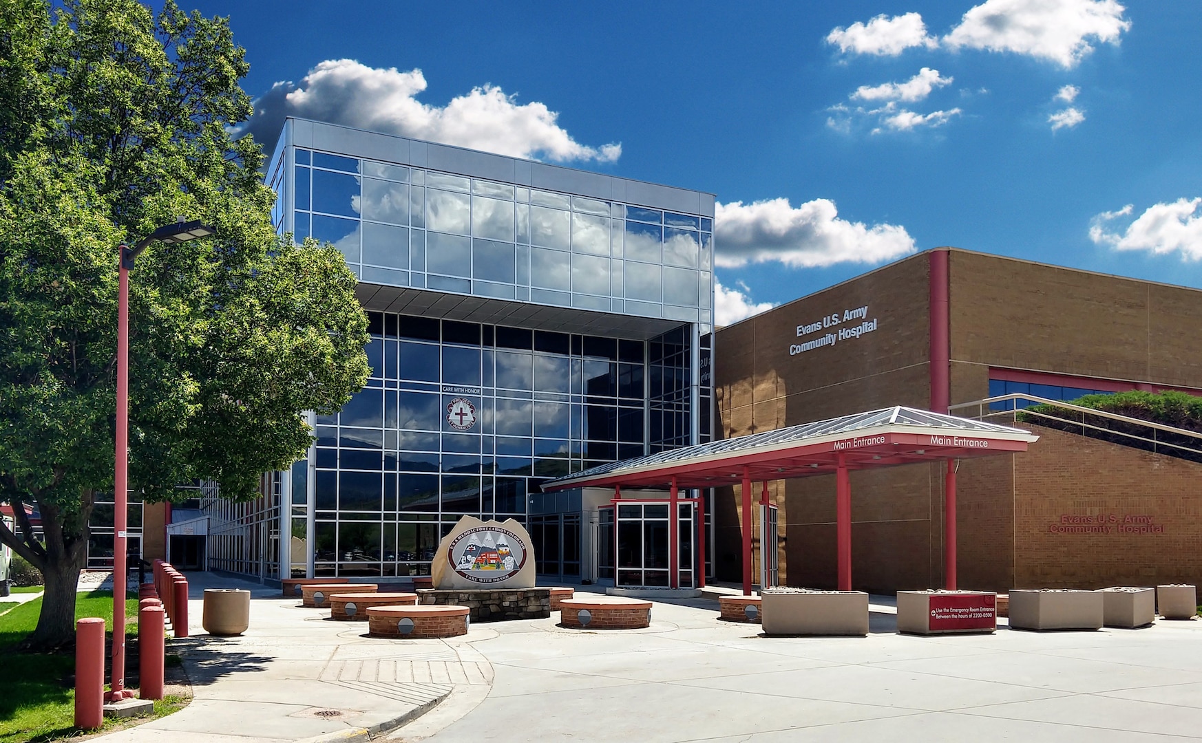 Photo of main entrance to Evans Army Community Hospital.