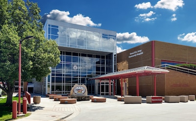 Photo of main entrance to Evans Army Community Hospital.