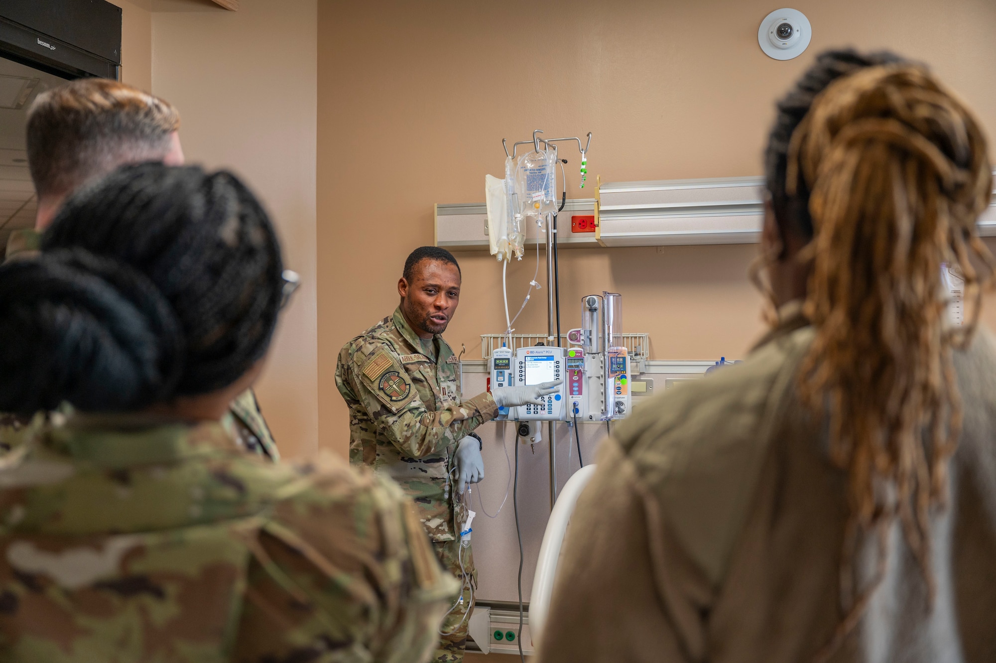 Medical Airmen train on manikens.