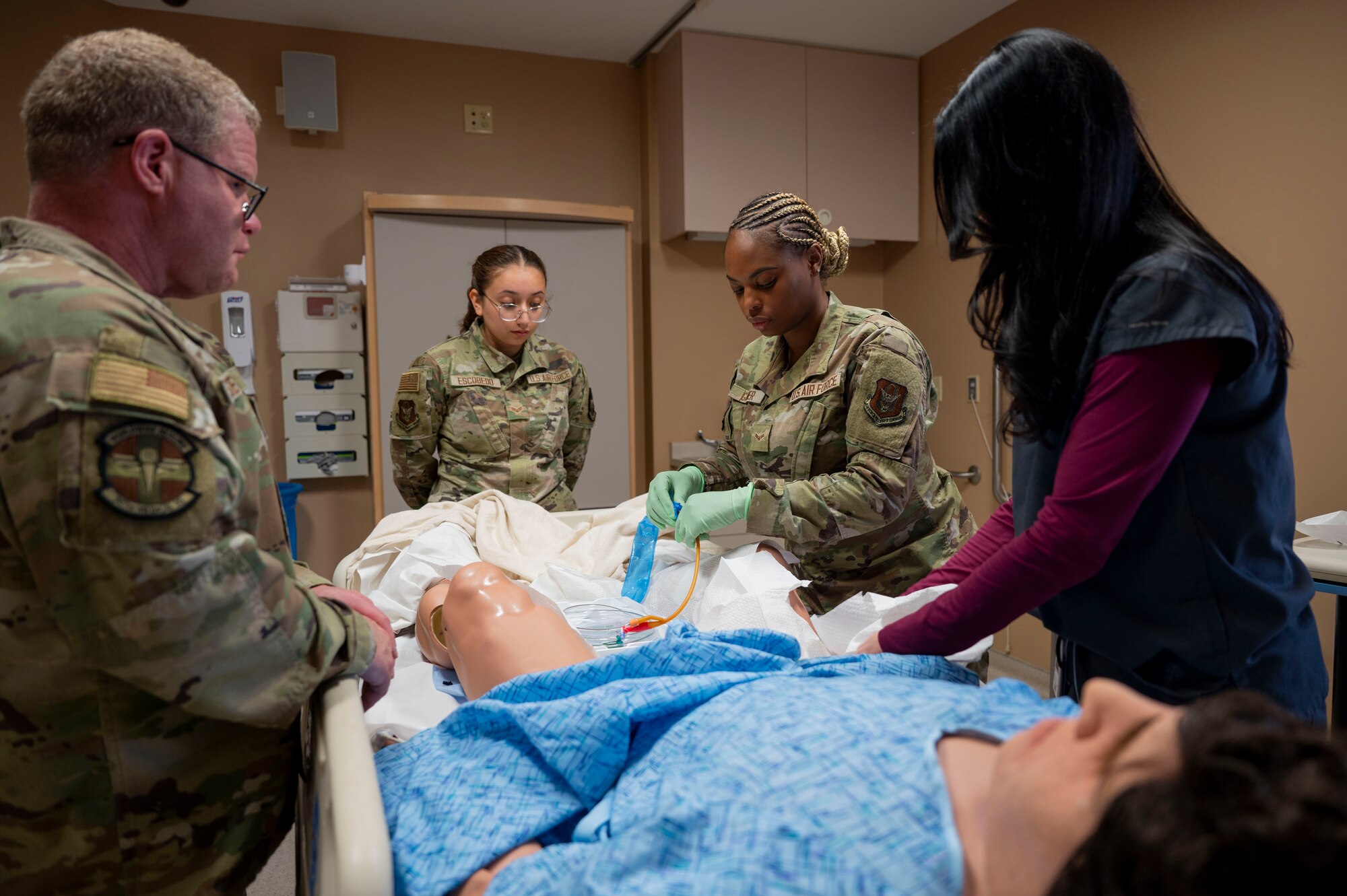 Medical Airmen train on manikens.