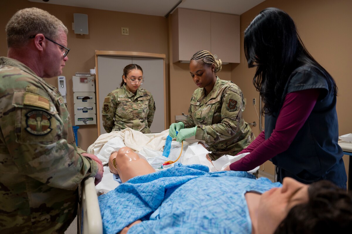 Medical Airmen train on manikens.