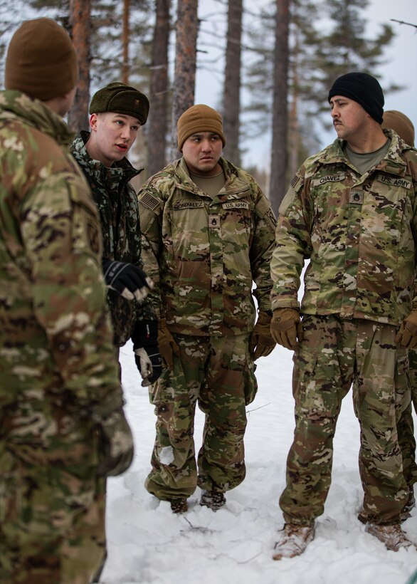 Discussing how to properly set up a Finnish tent