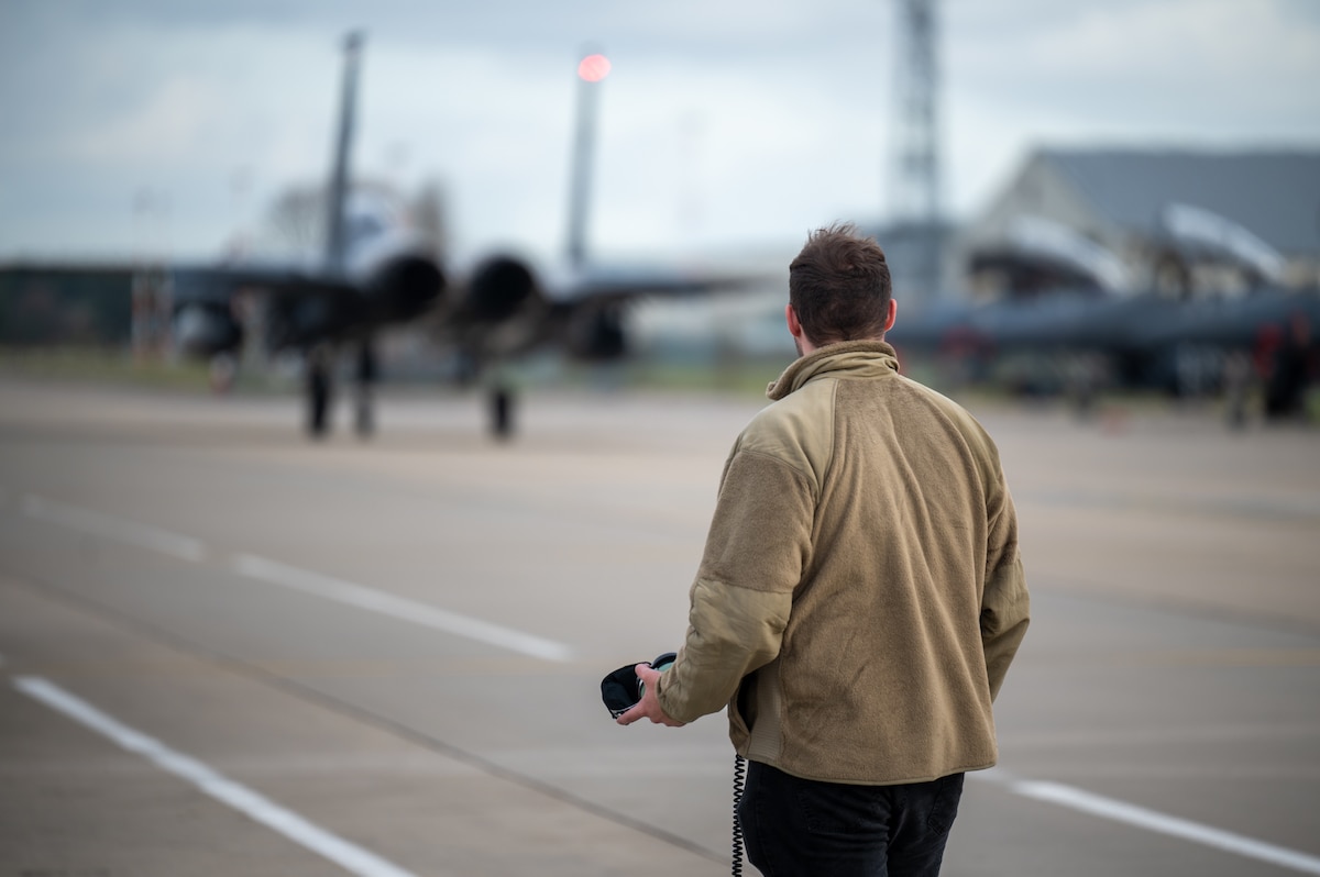Crew chief looks at F-15 taxi.