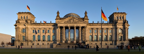 Reichstagsgebäude (Berlin) kurz vor herbstlichem Sonnenuntergan [Reichstag building (Berlin) shortly before autumn sunset]