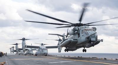 PHILIPPINE SEA (Feb. 18, 2025) — A CH-53E Super Stallion helicopter, from the 31st Marine Expeditionary Unit (MEU) Air Combat Element (ACE) takes off from the flight deck of forward-deployed amphibious assault ship USS America (LHA 6) while conducting flight operations in the Philippine Sea, Feb. 18. America, lead ship of the America Amphibious Ready Group, along with the 31st Marine Expeditionary Unit, is operating in the U.S. 7th Fleet area of operations. U.S. 7th Fleet is the U.S. Navy’s largest forward-deployed numbered fleet, and routinely interacts and operates with allies and partners in preserving a free and open Indo-Pacific region. (U.S. Navy photo by Mass Communication Specialist Seaman Kenneth Melseth)