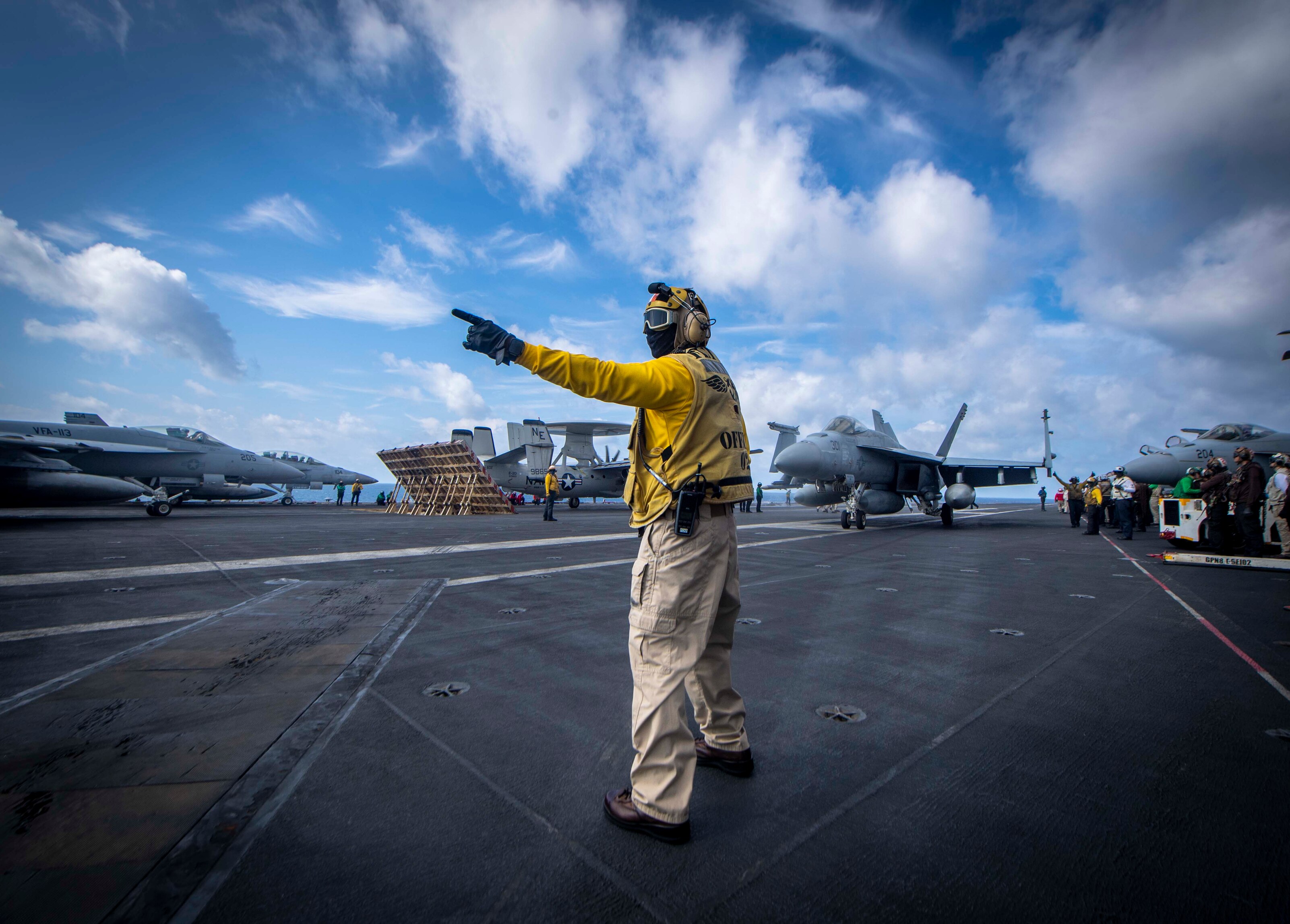 最終価格US NAVY 空母CVN-76 チャレンジ USS Carl Vinson (CVN 70) Conducts Routine Flight Operations in the