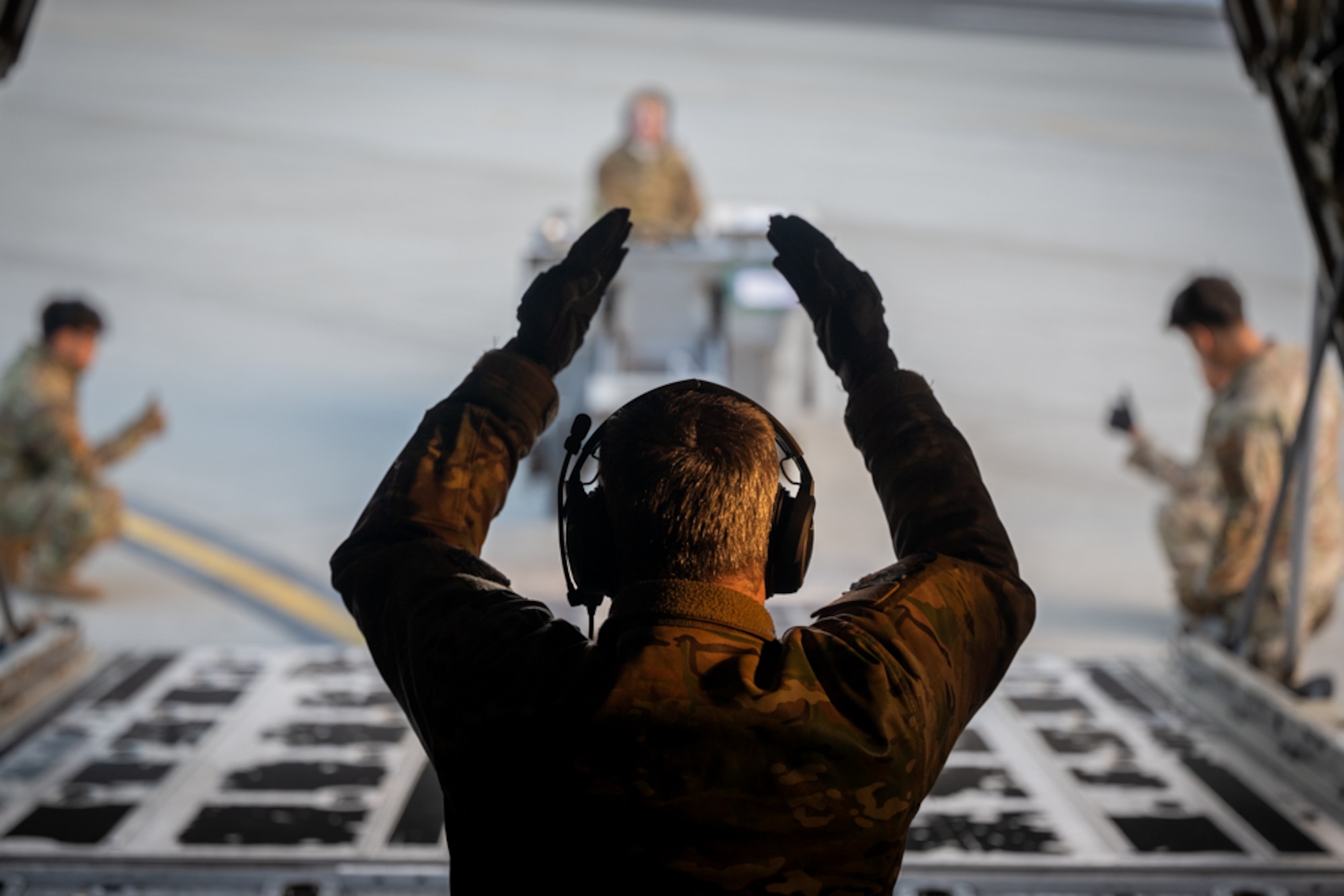 loadmaster guides cargo