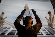 loadmaster guides cargo