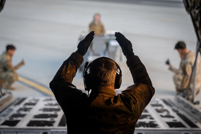 loadmaster guides cargo