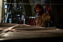 loadmaster guides cargo