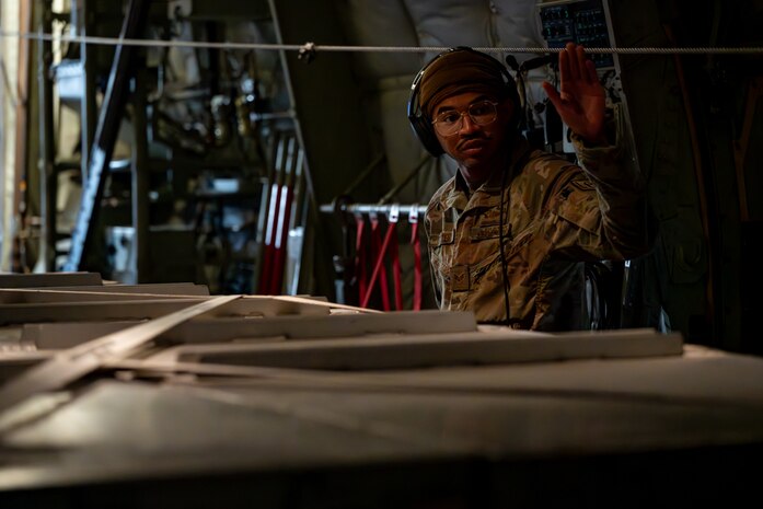 loadmaster guides cargo