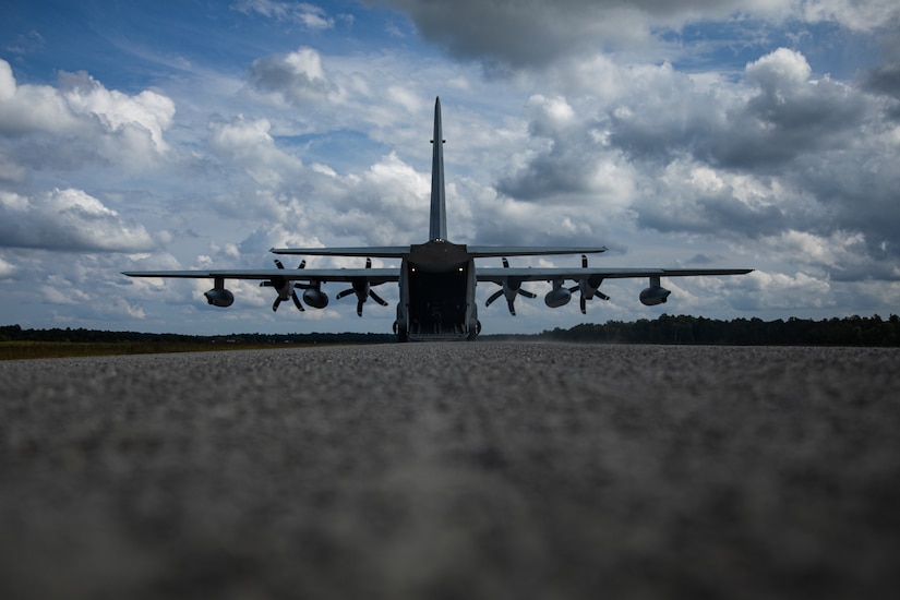 Army Reserve paratroopers participate in airborne training