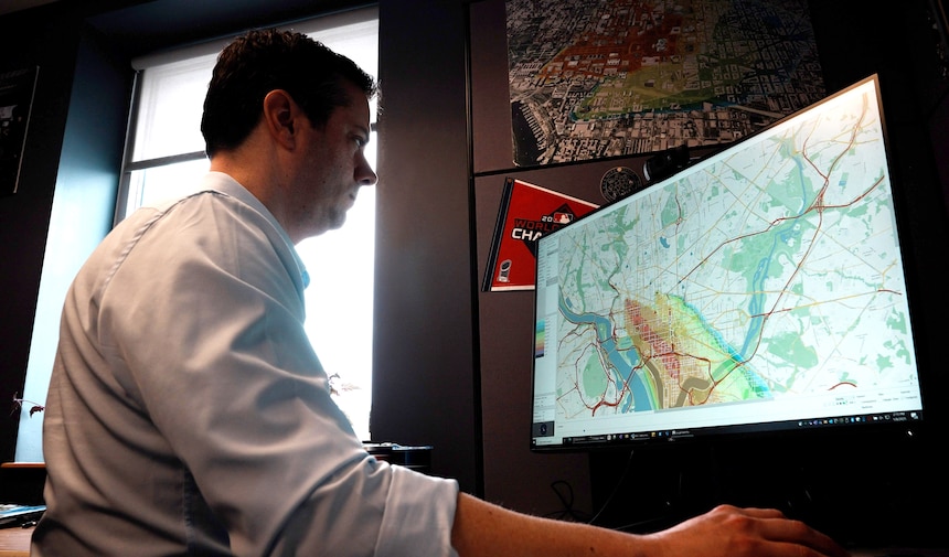 Computer Scientist Adam Moses run a scenario through the NRL 3D computer-simulated mapping and modeling program called CT-Analyst®