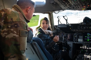 Pilot leads tour of flight deck